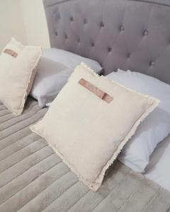 - un oreiller blanc sur un lit avec des oreillers blancs dans l'établissement Cozy Loft with Sauna and Hot Tub, à Sarcelles 18 autres photos