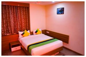 ein Schlafzimmer mit einem Bett in einem Zimmer in der Unterkunft Purple orchid in Bangalore + 26 Fotos