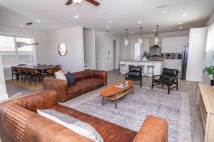 Una sala de estar con un sofá y una mesa y una cocina. en Family Beach House with Pool - Blocks From Beach, en Jacksonville Beach