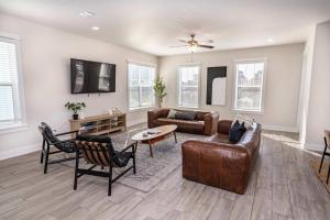 una sala de estar con un sofá y una mesa en Family Beach House with Pool - Blocks From Beach, en Jacksonville Beach