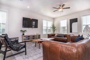 Una sala de estar con un sofá y un televisor. en Family Beach House with Pool - Blocks From Beach, en Jacksonville Beach