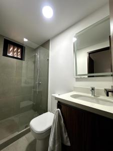 Koupelna v ubytování Apartment in zone 10 with Pool & Gym