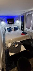 Un dormitorio con una cama grande y una mesa. en Jacuzzi przy Plaży - Apartament Kołobrzeg, en Kołobrzeg