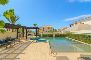 Bazén v ubytování Modern Villa in Cabo Private Jacuzzi nebo v jeho okolí
