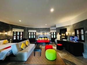 une chambre avec un canapé, un lit et une télévision dans l'établissement The Hideaway Pariya Haad Yuan Ko Pha-ngan, à Haad Yuan 212 autres photos