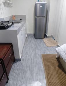 ボカ・チカにあるHabitacion cerca de la Playaの部屋にステンレス製の冷蔵庫を備えたキッチン