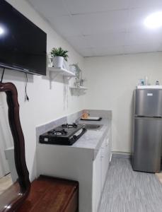 ボカ・チカにあるHabitacion cerca de la Playaの小さなキッチン(コンロ、冷蔵庫付) +5枚の写真