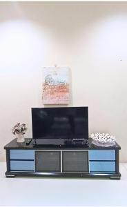 Una televisión o centro de entretenimiento en Homestay Maya Bukit Kayu Hitam