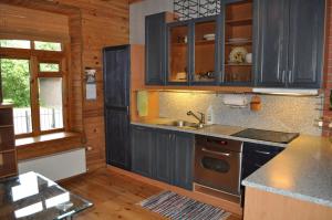 Kuchyň nebo kuchyňský kout v ubytování Alevi Holiday Home with Sauna