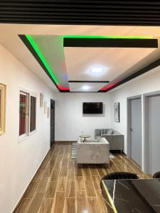 a living room with a green and green ceiling at Canari Apartamento in Comayagüela