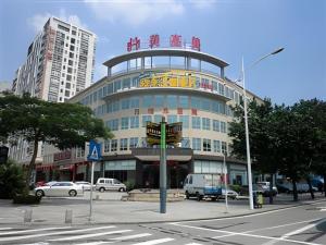 東莞市にあるWanyi Hotelの上に看板がある大きな建物