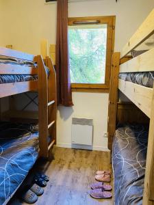 德沃吕伊Appartement super Devoluy的带窗户的房间里有两张双层床