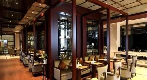 a restaurant with tables and chairs and windows at Wuhan Gaotie Kairui International Hotel in Wuhan