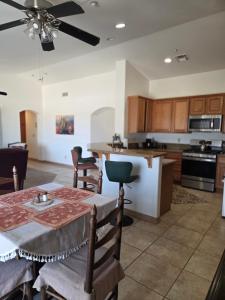 Küche/Küchenzeile in der Unterkunft Joshua Tree Luxury Stay 5 mins from park + 3 Fotos