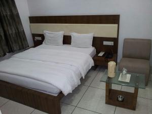 A bed or beds in a room at Hotel Apex Inn
