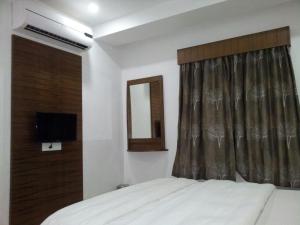 A bed or beds in a room at Hotel Apex Inn