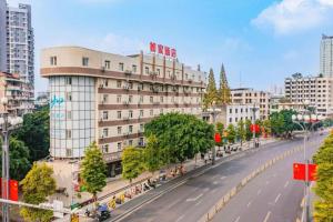 a building on the side of a city street at Home Inn Neo Leshan Central Food Street in Leshan