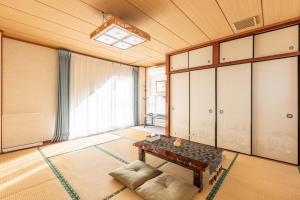 a living room with a table and a couch at 観光名勝千畳敷徒歩2分 shirahamaペンション千畳嵐 