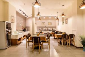 瀋陽市にあるJames Joyce Coffetel·Shenyang North Railway Station Shifu Squareのテーブルと椅子のあるダイニングルームとキッチン