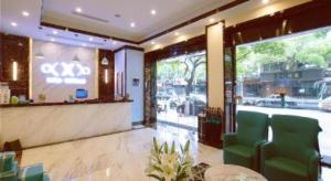 a restaurant with green chairs in front of a window at Xana Hotelle·Suzhou Shilu Shantang Street Scenic Spot in Suzhou