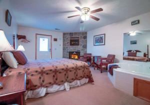 un dormitorio con una cama y una bañera y una cama y una habitación con en Bear Camp By The Night, en Pigeon Forge