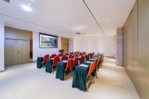 a conference room with red and green tables and chairs at City Comfort Inn Chongqing Jiangbei International Airport in Chongqing