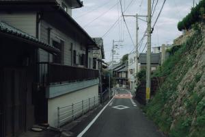 Futamiにある海とふれあうための一軒貸し宿オリーブの建物の通路の空き通り