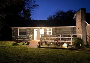 Private 1BR Retreat 10 Min to UT, Downtown, and Hospitalsにある庭 +3枚の写真