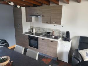 eine Küche mit Spüle und Herd oberen Backofen in der Unterkunft lefevre cottage, Landing beaches house in Saint-Pierre-du-Mont