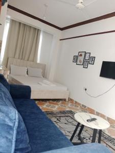 モンバサにあるVITU FINE Homes 1のソファとテーブルのあるリビングルーム