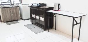 Una cocina o cocineta en Homestay Maya Bukit Kayu Hitam 5 fotos más