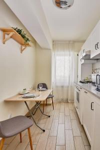 Nhà bếp/bếp nhỏ tại Konstanzer 103 - 2 camere, bucatarie, baie, parcare pazita, TV, Wi-Fi, utilat complet