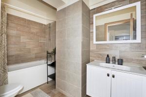 Phòng tắm tại Konstanzer 103 - 2 camere, bucatarie, baie, parcare pazita, TV, Wi-Fi, utilat complet +8 ảnh