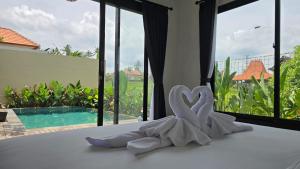 dos cisnes blancos sentados sobre una mesa en Adyatma Ubud, en Ubud 45 fotos más