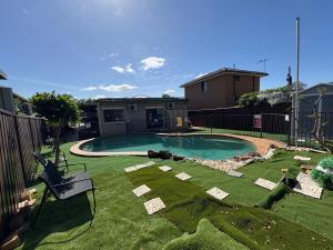 einen Hinterhof mit Pool im Hof in der Unterkunft An enchating and enriching home in Fairfield