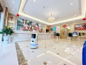 Una habitación con un teléfono celular en el piso de un vestíbulo. en Vienna Hotel Baoshan Yongchang Road, en Baoshan