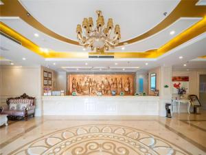 a large lobby with a chandelier in a building at Vienna Hotel Tianjin Zhongbei Town in Tianjin
