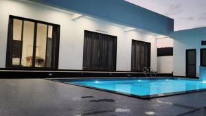 - une grande piscine dans une pièce dotée de fenêtres dans l'établissement Pearl Pride Villa Udaipur, à Udaipur 22 autres photos