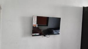 un téléviseur à écran plat accroché au mur dans l'établissement Pearl Pride Villa Udaipur, à Udaipur