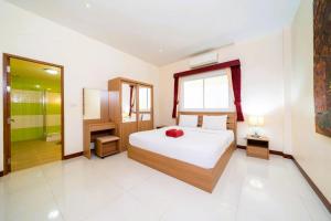 une chambre avec un lit blanc et une fenêtre dans l'établissement Mediteranean style 3 BR Pool Villa Platinum with garden, à Rawai Beach 18 autres photos