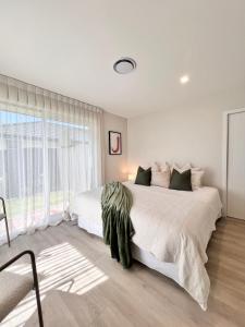 Ένα ή περισσότερα κρεβάτια σε δωμάτιο στο Cure Guest Suite - The Meadows, Richmond