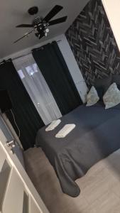 Postel nebo postele na pokoji v ubytování Apartament z Basenem Laura Polanki Park + 28 fotografií