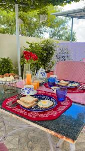 斋浦尔Royal Saket的餐桌上放有食物盘子的桌子