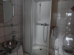 łazienka z prysznicem, umywalką i toaletą w obiekcie Haus am Wiesenrain w mieście Leutasch +37 zdjęć