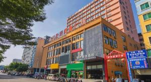 un bâtiment au bord d'une rue de la ville dans l'établissement City Comfort Premier Hotel Nanning Guangxi University Zoo Metro Station, à Nanning