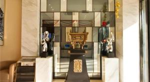 une salle dotée d'une console de visualisation avec un autel chinois dans l'établissement City Comfort Inn Wuhan Wangjiawan Yulong Road Metro Station, à Wuhan