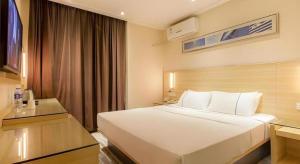 武漢市にあるCity Comfort Inn Wuhan Jiefang Avenue Xinrong Light Rail Stationの大きな白いベッドと窓のあるホテルの部屋 +154枚の写真