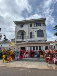 un edificio bianco con dei fiori di fronte di One and Only Hotel - Đức Trọng a Lien Khuong Airport