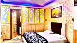 Un dormitorio con una cama y un cuadro en la pared. en Rajmahal Inn Dalhousie, en Dalhousie