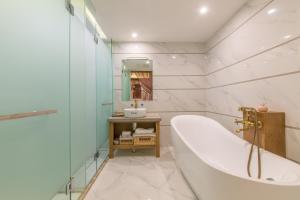 Phòng tắm tại Floral Hotel Lijiang Old Town Xinjingjingju Boutique Inn +124 ảnh